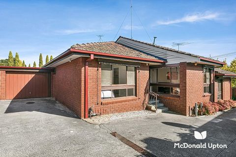 Grab it while it's hot! This fully refurbished villa unit delivers some seriously chic vibes, with a stylish neutral interior and engineered timber flooring, it's a highly desirable first home or downsize in a super convenient location. Surprisingly ...