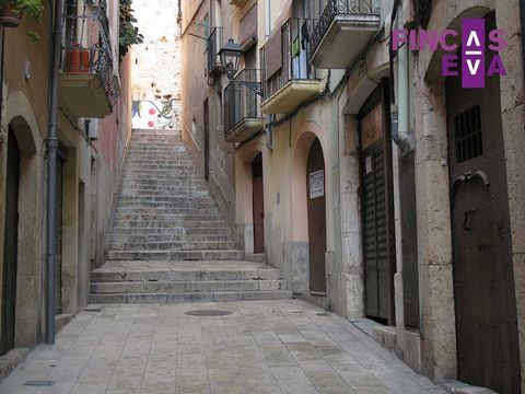 Fincas Eva presents this building for sale in the Upper Part of Tarragona. The building consists of a premises and 3 floors, has a graphic area of 25m2, with 115m2 built and 90m2 useful according to cadastre. The apartments are 24m2 loft type and hav...