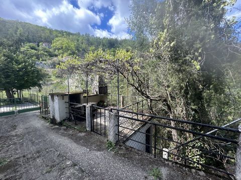 Casa en pequeña aldea con acceso al río. Esta casa consta en la planta baja de una entrada, un comedor, una cocina y un baño con WC. La 1ª planta cuenta con una sala de estar y dos dormitorios. Por último, en la 2ª y última planta se encuentran dos d...