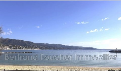 SEA FRONT - GOURON BEACH - Prime location for this beautiful 3-room apartment of 52 m² on the 3rd floor with a 180° view of Lavandou Bay. The apartment consists of an entrance, a living room with kitchen with SEA view, two bedrooms, a bathroom and a ...