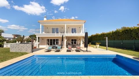 Five-bedroom detached villa located in a private and exclusive area of Vilamoura , Algarve. This property has excellent access to all the Algarve's points of interest. It has privileged areas such as a large living and dining room, a very bright kitc...