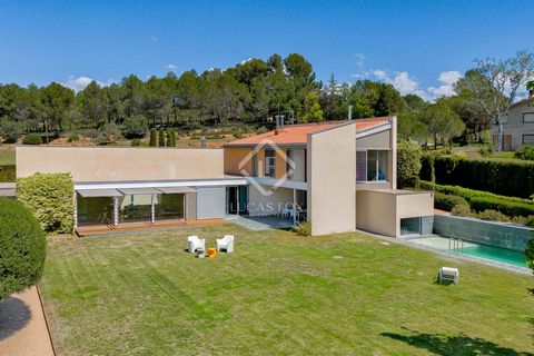 Lucas Fox presents this impressive modern house built in 2003 that offers privileged views of the landscape that extends as far as the eye can see to the Empordà. The property has a design with clean lines and avant-garde architecture, the work of a ...