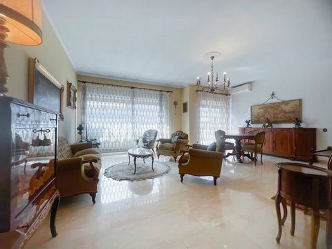 In the heart of Gregory VII, a stone's throw from Porta Cavalleggeri and the Vatican, we offer a large and bright apartment, located on the fourth floor of five of an elegant brick building with lift. The property, to be renovated, boasts a surface a...