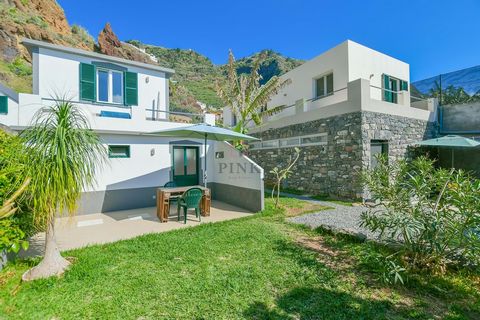 This is an invitation to live life at the quiet and serene pace of the charming coastal village of Madalena do Mar. Nestled a mere 30 meters from the sea line, this property offers not just one, but two separate houses, each spread over two floors, p...
