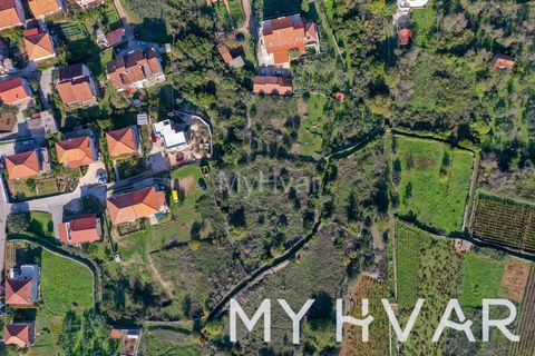 Scopri il luogo perfetto per la casa dei tuoi sogni con questo terreno edificabile situato nel cuore di Jelsa. Offrendo viste accattivanti del porto a est e delle maestose montagne a ovest, questo terreno è ideale per una casa o una villa. I propriet...