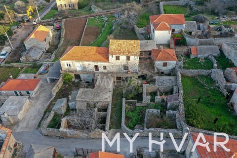 Scopri il fascino di questa incantevole proprietà immersa nel pittoresco villaggio di Poljica, noto per il suo olio aromatico di lavanda. Posizionata letteralmente nel punto medio dell'isola di Hvar, Poljica offre la perfetta combinazione di tranquil...