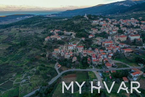 Abbraccia la tranquillità di Vrisnik con questo terreno edificabile. Caratterizzata da una capanna di circa 60 metri su un piano, questa proprietà offre un'opportunità unica. Immerso nell'incantevole villaggio di Vrisnik, con vista sul villaggio di S...