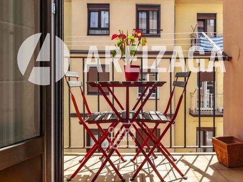 Bright and spacious home in the heart of Gros, just five minutes from Zurriola beach. Secundino Esnaola Street. This charming apartment, located on the top floor, offers a living room, a separate kitchen, three double bedrooms, two bathrooms and a pr...