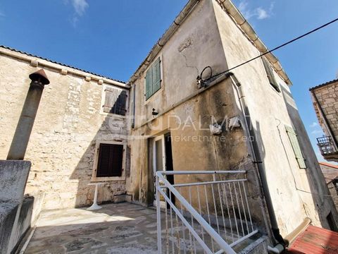 Sur l’île de Murter, dans la commune de Betina, une maison en pierre à rénover est à vendre. Situé au cœur de la vieille ville et à seulement 50 m de la mer, c’est une opportunité idéale si vous souhaitez avoir une maison dalmate traditionnelle sur l...