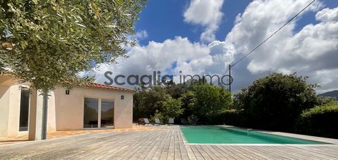 L'agence SCAGLIA Immo vous propose à la vente cette belle propriété sur un secteur prisé de la rive sud, à deux pas des plages d'Agosta, edifiée sur une parcelle de 1 580 m2 avec une vue dégagée, composée d'une villa de type 5 sur deux niveaux avec d...