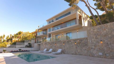 Discover the opulence of the Mediterranean lifestyle in this extravagant villa! Strategically located second line to the sea, at the entrance to the prestigious harbor of Club Nautico de Santa Ponsa, this architectural masterpiece redefines modern lu...