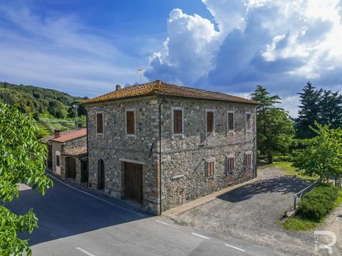 The rustic house, located in the idyllic village of Fercole, is a real gem in the municipality of Civitella Paganico. With a lush plot of 1,650 square meters, dotted with various fruit trees, it offers not only a generous space to live in, but also a...