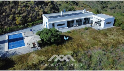 Discover your personal paradise in this modern villa, majestically perched above Moclinejo. An awe-inspiring panoramic view stretches across the gentle hills to the sparkling blue of the sea, indulging your senses and refreshing your soul. The open d...