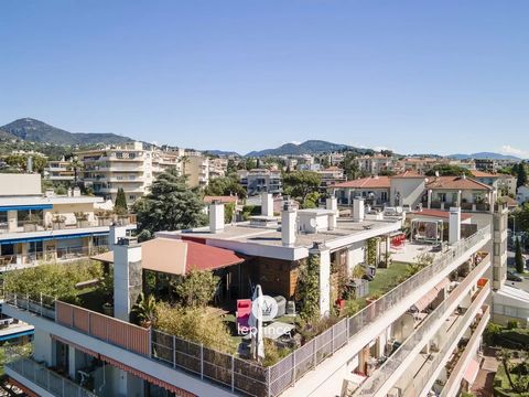 Nice Cimiez: On the top floor of a 1970s building, this 4-room apartment offers 117m² of living space and a unique 315m² terrace with panoramic views of the city and the sea. This penthouse is bathed in sunlight thanks to its triple exposure. With ai...