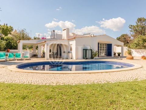 4-bedroom villa with 143 sqm of gross construction area, recently renovated, single storey, with a swimming pool and surrounding garden, situated on a 1,110 sqm plot of land in Quinta da Balaia, Albufeira, Algarve. The villa comprises a common living...