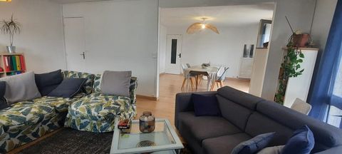 EN EXCLUSIVITE, SAINT QUENTIN, proche Centre Ville, Appartement T5, Parking Vous cherchez un appartement familial avec de beaux volumes, lumineux, calme, sans travaux, proximité des commerces et des transports, avec un balcon et des places de parking...