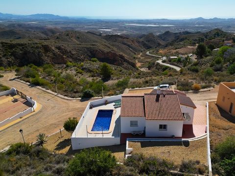 Introductie van een prachtige vrijstaande villa met drie slaapkamers en twee badkamers, een privézwembad en een onderbouwde garage in het charmante dorpje El Pinar. De villa is ontworpen om het adembenemende uitzicht op het platteland dat zich uitstr...