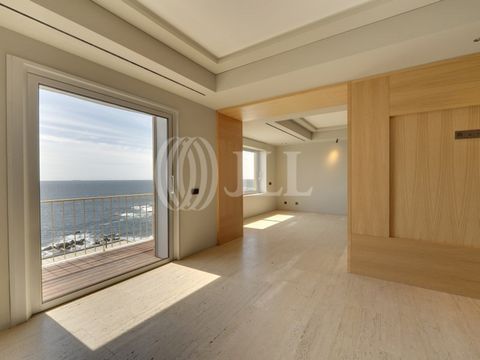 3-bedroom apartment, 200 sqm (gross floor area), sea view and garage, in Foz do Douro, Porto. The property, designed by José Carlos Cruz Arquitecto and Architect António Cruz, offers high quality construction. It comprises three rooms, one with direc...