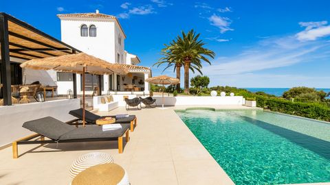 LA GAVIOTA LOS REALES, ESTEPONA Beautiful fully renovated villa (2023) located just above Estepona town center. South facing with spectacular panoramic views to the Coast and the Mediterranean. Fully private and quiet on a plot of almost 5.000m2. Mai...