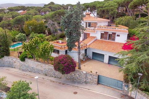 Descubre este chalet a 4 vientos con apartamento independiente, ubicado en Cabrils a 200 metros de la parada de autobús que conecta con Vilassar de Mar. Con una superficie de 562 metros cuadrados, situado en un amplio solar de 1.300 metros cuadrados ...