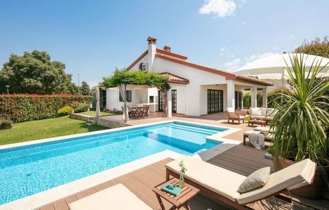 Schöne Villa mit Pool in der Gegend von Poreč, Traumimmobilie für Istrien, ca. 2 km vom Meer entfernt! Die Gesamtfläche beträgt 330 m². Die Grundstücksfläche beträgt 776 m². Es handelt sich um ein Hochparterre im Stil italienischer und spanischer Häu...