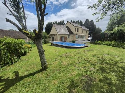 Attractive house in enclosed grounds, with adjoining gîte and semi-buried swimming pool. The structure is in excellent condition. Recent work has been carried out on the interior, and the house is immediately habitable. It benefits from having a bedr...