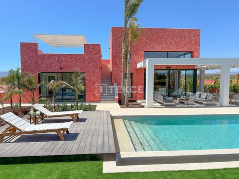 Luxuriöse, mediterran inspirierte Häuser mit 3 oder 4 Schlafzimmern und Pools in einem renommierten Resort in Almeria Diese Häuser im mediterranen Stil mit Privatpools befinden sich in einer exklusiven Anlage in der Nähe von Playas de Vera in Almeria...