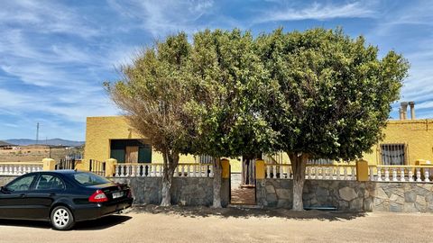 Ground floor house with 4 bedrooms, 2 kitchens, fireplace, 1 bathroom, porch, patio, cistern and garage. 15 km from the wonderful beaches of Genoveses, Mónsul, etc... is the town of Albaricoques and at the entrance to the town is this beautiful house...