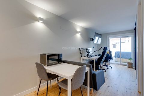 This Studio+1-bedroom apartment, located on the ground floor, presents an excellent investment opportunity. Property Features: Location: Rua 5, in the heart of Espinho, providing easy walking access to all services such as cafes, restaurants, shops, ...