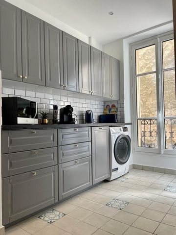 In the center of Versailles, behind the market square and close to shops. This absolutely exceptional 46m2 apartment, recently renovated and decorated with refinement, is located on the ground floor overlooking a courtyard in an extremely quiet resid...