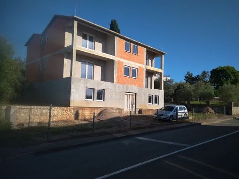 Location: Primorsko-goranska županija, Malinska-Dubašnica, Bogovići. KRK, MALINSKA - Apartment house in the renovation phase, 5 separate units! An unfinished detached house in Malinska is for sale, which consists of three floors and according to the ...