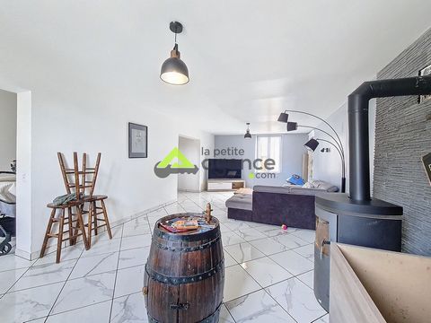 Your Petite Agence Guéret offers you this 150m2 house partly renovated in the town of Lavaveix-les-mines, at the crossroads of all directions (Guéret, Aubusson, Gouzon, Bourganeuf), discover this house on 3 levels, its terrace, its hangar and its she...