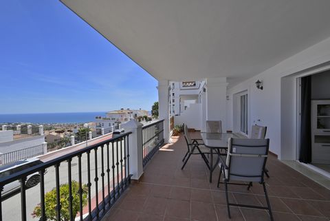 Beautiful two bedroom apartment with great sea views and in great condition!!. Located within one of the best complexes in upper Calahonda, just a five minutes drive to amenities and the beach! Two Double bedrooms,one bathroom ,a nice and spacious lo...