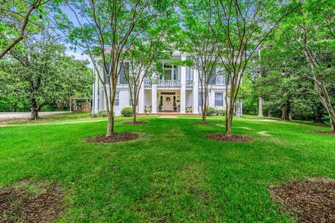 The Montgomery , Embrace the Elegance of this 1860 Greek Revival BandB , Total of Six EnSuite Bedrooms to Ensure Privacy for Guests , Picturesque Crepe Myrtle Path to the Front Veranda , Foyer , Sunroom , Kitchen Featuring Exposed Beams, Original Bri...