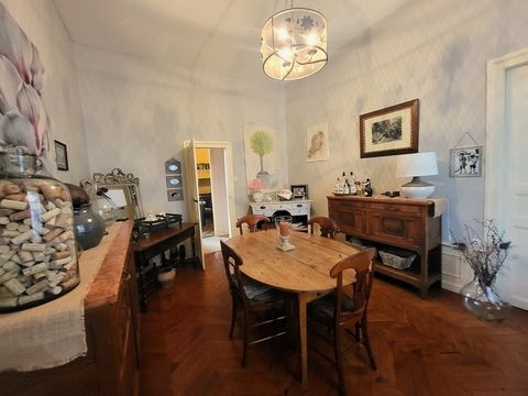 Cabinet Coubertin oferece-lhe, exclusivamente, no centro histórico de Thiers, em um edifício do século 17, um magnífico apartamento T5 de cerca de 140 m2, no 1º andar de 2, compreendendo: - um hall de entrada - uma cozinha independente mobilada e equ...