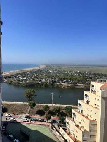 Inversión ideal! Bonito apartamento renovado con mucho estilo y acabados de primera calidad a tan sólo 50m de la playa de Empuriabrava, cerca de comercios ,restaurantes y con unas impresionantes vistas al rio y su desembocadura al mar. Situado en la ...