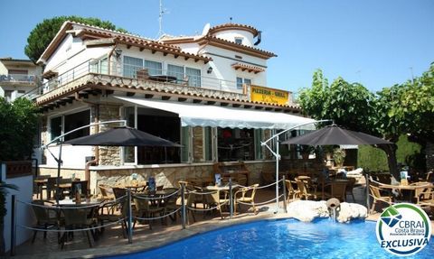 L´ESCALA: Propiedad a 50 metros de la playa de Riells que puede adaptarse tanto a una familia epicúrea como a un restaurador ambicioso. Esta propiedad tiene una gran terraza (300 m2) con piscina con capacidad para 140 personas. Esta terraza así como ...