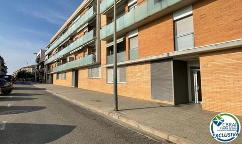 Gesloten garage te koop in het Muga Park-gebouw in de Muga-sector van Empuriabrava. Het wordt in zeer goede staat verkocht en bevindt zich op de derde verdieping met lift. Zeer centraal, dichtbij winkels en het strand.