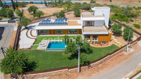Fabulous villa with sea view in Almancil. Set on a plot of land with 2.300 m2, composed of two floors, this villa has on the ground floor an open plan equipped kitchen, a living- and dining room, with an excellent sun exposure and a view to the pool,...