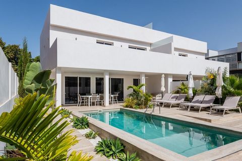 Abraham Redondo next to Best House presents this Dream Property for Sale in Sonnenland Discover this real estate gem in the quiet and sought-after neighbourhood of Sonnenland and just minutes from the beach of Meloneras and Maspalomas, facing south/e...