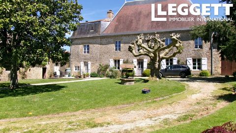 A29233SHA86 - Une excellente opportunité d'acquérir cette fabuleuse maison de maître de 5 chambres et 3 salles de bains, située dans un magnifique parc avec piscine, garage et une grande grange, entourée par la campagne française. La propriété offre ...