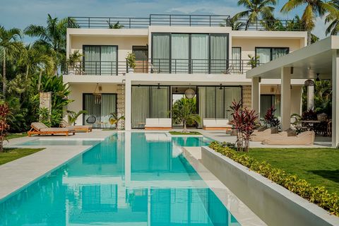 Magnificent 6-bedroom mansion (5 bedrooms + 1 independent bungalow) Private saltwater pool with a 25-meter lane, and beach. 2 large covered terraces 4 outdoor terraces, and a rooftop with sea and mountain views. Complete tranquility. Located in the b...