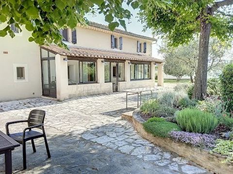 Découvrez cette propriété unique, présentée par l'agence immobilière Lord & Sons, située dans le magnifique Vaucluse, au coeur du secteur prisé de Vaison-la-Romaine. Ce mas vigneron, entièrement restauré avec soin, s'étend sur un terrain exceptionnel...