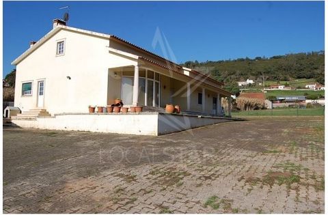 Maison T4, au sol, située à Fonte da Bica, à côté des célèbres Salinas de Rio Maior, insérée dans un terrain scellé de 3 200 m2, entièrement plat, avec vue privilégiée sous la scie, respire l'air frais. Il dispose de 4 chambres, dont l'une suite, 2 g...