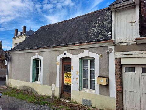 Rare dans centre ville de SAINT-CALAIS 'la réputée Petite Citée de caractère' - jolie maison de PLAIN-PIED comprenant: une cuisine, un salon séjour, une chambre et une salle d'eau avec WC. A l'étage: une chambre et grenier aménageable. Grand garage (...