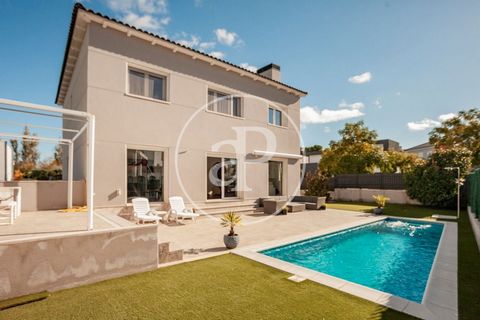DETACHED SEMI-DETACHED HOUSE WITH SWIMMING POOL IN QUIET AREA Great semi-detached house of 409 m2 built, on a plot of 532 m2, built in 2013 but with little use, is in perfect condition to move into, located in the area of La Pinada, one of the best l...