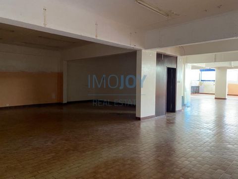Large store of 260m2 for rent, inserted in a residential area with high population density and next to various types of commerce and services, such as the commercial centre of Cacém, restaurants, pastry shops, pharmacies, Ribeiro de Carvalho Basic Sc...