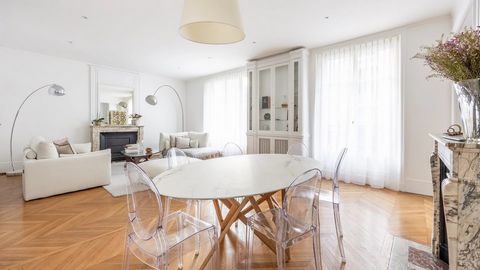 On the second floor, by elevator, of a beautiful 1930 Art Deco building with janitor, this 180.08sqm Carrez law apartment was renovated two years ago. A large entrance hall leads to a west-facing double reception room on the street side, with herring...