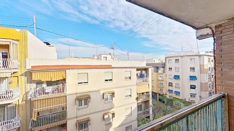 Invest in your future with this amazing apartment in the heart of Gandia, Valencia! This real estate gem in a quiet finca offers you a unique investment opportunity. On the fifth floor without elevator, this spacious apartment of 105m2 built has 3 be...