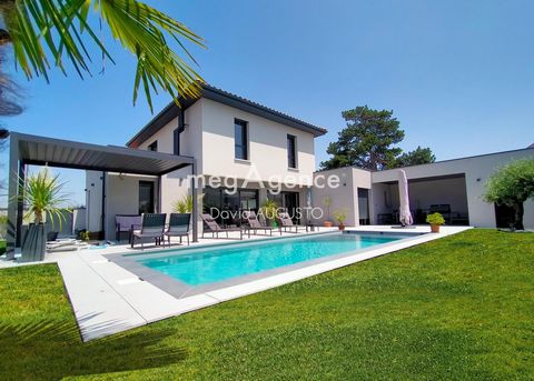 Très bel environnement à Lentilly, pour cette maison d'architecte contemporaine aux prestations de qualité, sur son terrain de 611m2 entièrement clos et entretenu, avec piscine chauffée 9x3,50m, pool house, superbe terrasse sur jardin orientée Sud, p...